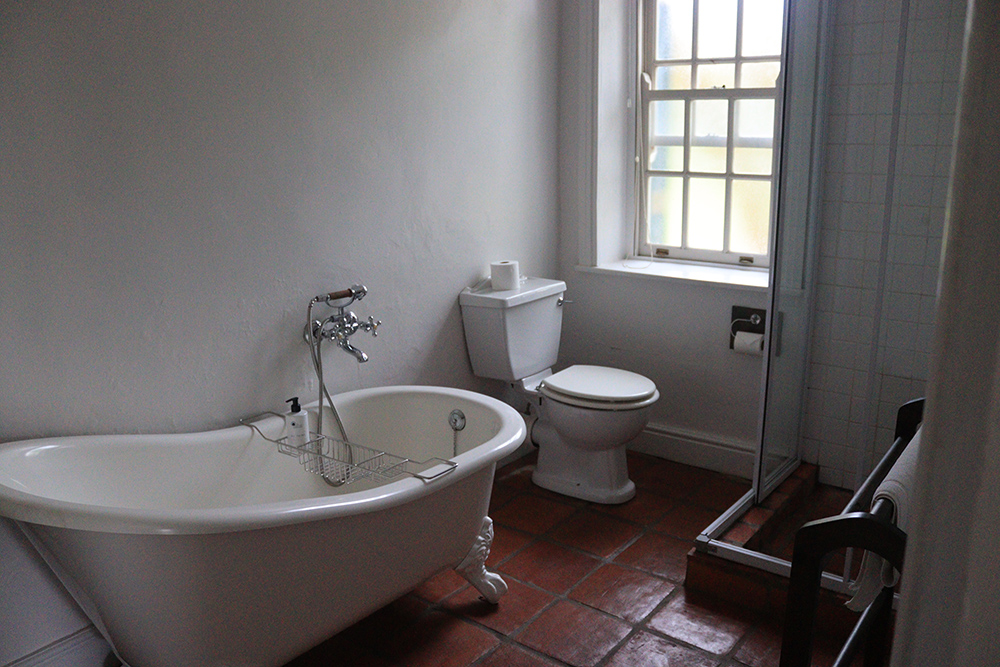 De Doornkraal Standard Room en suite bathroom