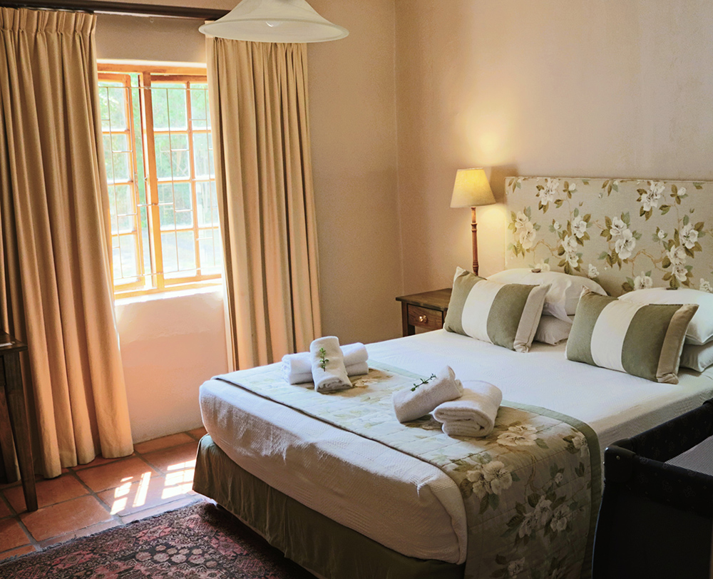 De Doornkraal Vineyard Cottage main bedroom with queen size bed