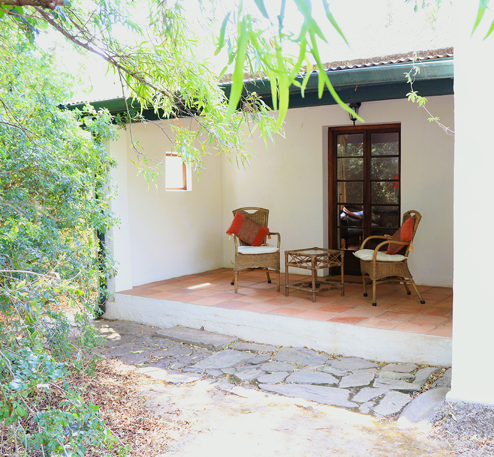 Private patio at the De Doornkraal Vineyard Cottage on the Aan&rsquo;t Vette Wine Estate