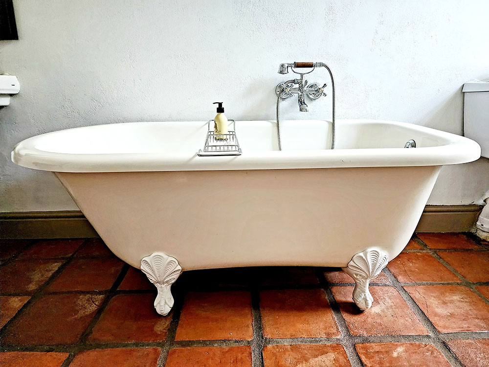 De Doornkraal Standard Room en suite bathroom