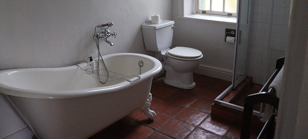 De Doornkraal Standard Room en suite bathroom