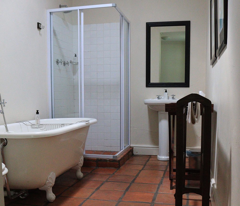 De Doornkraal Luxury Room 5 en suite bathroom